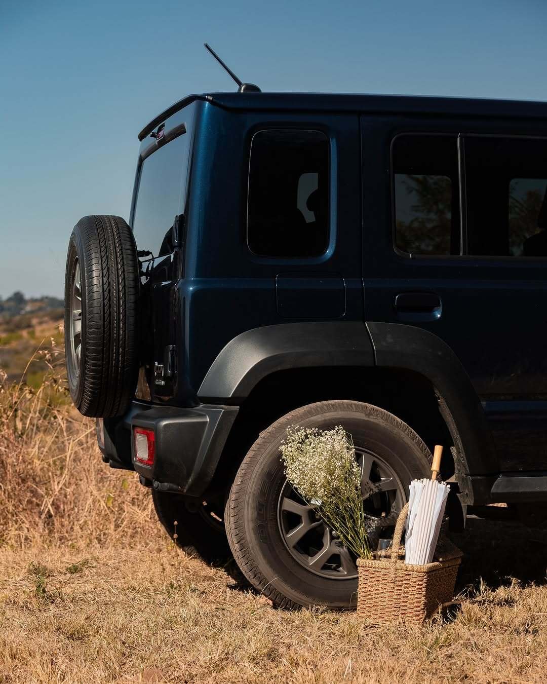 Having a picnic whilst watching the sunset is all I needed. Fortunately the @suzuki_za 5-Door Ji